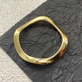 Bracelet jonc doré aux formes ondulées irrégulières et finition polie au style moderne - Métallique Or (AB0026-11)