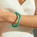 Détail du bracelet vague en acrylique marbré vert au poignet sous la lumière du jour - Marbre Vert (AB0026-8)