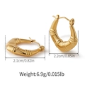 Dettaglio macro di orecchini a cerchio croissant dorati con trama e dimensioni - Stile Croissant a Righe Orizzontali (SE0002)