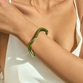 Gros plan d'un bracelet en acrylique vert à texture ondulée sur le poignet d'une femme - Vert Foncé (AB0026-9)