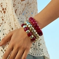 Set di tre braccialetti bohémien con perline rosse e dorate indossati da una modella - Stile Texture Marmo Rosso Scuro (AB0066-3) / Set di 3 pezzi
