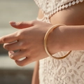 Moderne ivoren hars armband met marmertextuur gedragen om de pols voor een elegante stijl - Ivoorwit Dunne Ring Stijl (AB0031-4)