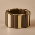 Détail des blocs de métal doré poli et mat marron sur un bracelet élastique moderne - Épissage Brun et Or