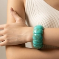 Dettaglio di un bracciale elastico in acrilico turchese effetto marmo sul polso - Marmo Verde Turchese (AB0047-7)