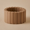 Détail d'un large bracelet élastique en résine marron kaki aux segments rectangulaires - Thé au Lait Khaki