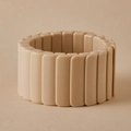 Détail d'un large bracelet élastique aux blocs de résine beige de style mosaïque - Épissage Thé au Lait