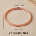 Détail montrant les dimensions du jonc en résine rose avec texture marbrée et design léger - AB0031-1