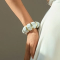 Vue détaillée d'un bracelet bohème extensible avec marbrures et perles dorées - Motif Marbre Bleu Clair (AB0012-9)