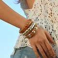 Dettaglio di bracciali boho a tre strati con perline dorate e resina color ambra - Stile Tartaruga Ambra (AB0066-2) / Set di 3 pezzi