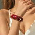 Détail du large bracelet bohème avec segments en résine rouge et séparateurs dorés - Marbre Rouge Foncé (AB0012-13)