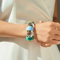 Détail d'un bracelet en perles de résine acrylique avec anneaux dorés sur un poignet - Style d'Épissure Multicolore (AB0012-17)