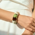 Détail d'un bracelet bohème en perles d'acrylique avec résine marbrée et anneaux dorés - Épissure Multicolore Morandi (AB0012-18)