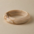 Retro beige acryl armband met onregelmatige marmertextuur en glanzende afwerking - Afgeronde Dikke Marmerpatroon (AB0044-2)