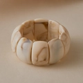 Brede beige acryl armband met onregelmatige marmertextuur en retro kralenontwerp - Brede Rechthoekige Elastische Stijl (AB0047-2)