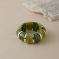 Bracelet élastique rétro avec blocs en résine marbrée verte et séparateurs dorés - Marbre Vert Dégradé (AB0012-20)