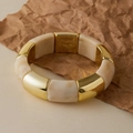 Chique goudgepolijste armband met beige marmeren hars segmenten voor dames - Gepolijst Metaal Hars Patchwork Stijl (AB0051-3)
