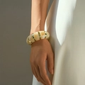 Détail du bracelet bohème épais en résine avec texture marbrée jaune et accents dorés - Motif Marbre Jaune Clair (AB0012-22)