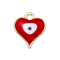 Vista macro del colgante de corazón mal de ojo con esmalte rojo y borde de metal dorado - Rojo