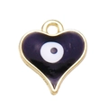 Vista detallada del colgante corazón de ojo turco con esmalte púrpura y borde dorado - Negro