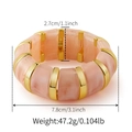 Bracelet manchette en résine marbrée rose avec séparateurs dorés sur fond blanc - AB0012-5