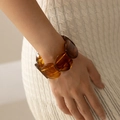 Vue macro du large bracelet en résine ambrée avec motif écaille de tortue fini brillant - Motif Écaille de Tortue Ambre Foncé (AB0048-5)