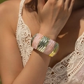 Bracelet large en résine marbrée rose et métal doré ondulé avec haut en dentelle - AB0033-2