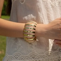 Détail du bracelet élastique en acrylique rose marbré et métal doré porté - AB0036-2