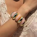 Détail d'un bracelet bohème élastique avec résine marbre rose et perles en métal doré - AB0037-2