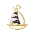 Detail van zeilboot hanger met zwart-wit emaille afwerking op goudkleurige legering - Zwart