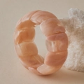 Gros bracelet chaîne en résine pêche à texture marbrée rétro sur support en pierre beige - AB0047-1
