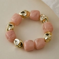 Bracelet élastique avec carrés en résine marbre rose et perles dorées de style rétro - AB0050-2