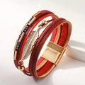 Bracelet bohème multicouche en cuir rouge avec pendentif plume dorée et fermoir aimanté - Style Plume Dorée Multicouche (SZ00294-8)