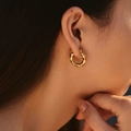 Orecchini a cerchio intrecciati dorati minimalisti da donna con finitura lucida placcata - Cerchio Torto (SE0009)