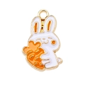 Détail d'un pendentif lapin blanc avec carotte et émail doré pour bijoux DIY - Lapin Carotte Orange