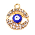 Makroaufnahme des Evil-Eye-Anhängers aus Goldlegierung mit blauem Emaille und Strass - Saphirblau