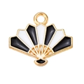 Vue détaillée d'un pendentif éventail doré avec émail noir et blanc pour bijoux DIY - Noir