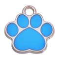 Dettaglio del ciondolo a forma di zampa azzurro con bordi in metallo lucido argento - Blu