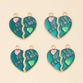Détail de quatre paires de pendentifs Best Friends en forme de cœur avec émail bleu et or - Style de Lettre Splicing Sarcelle avec Cadre Doré (px0836-5)