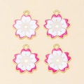 Macro-opname van vier roze en witte emaille kersenbloesem hangers met gouden randen van metaal - Roze-Witte Gradiënt Sakura Hanger (px0831-7)