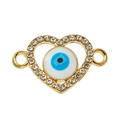 Macro-opname van hartvormige boze oog sieradenconnector met strass en gouden plating - Wit
