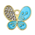 Detail eines blauen Emaille-Schmetterlingsanhängers mit glitzernden Strasssteinen und Gold - Blau