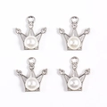 Vue détaillée de quatre breloques couronne argentées avec perles et strass brillants - Style Couronne Perle Argentée B (px0912-10)