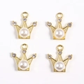 Détail de pendentifs couronne en alliage avec perles et strass disposés en grille 2x2 - Style Couronne Perle Dorée B (px0912-9)
