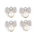Détail de quatre pendentifs nœuds argentés avec cristaux et perles blanches élégantes - Style Nœud Strass Argenté (px0912-8)
