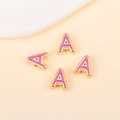 Détail de perles lettre A en émail rose et plaqué or pour la création de bijoux - A (px0918)