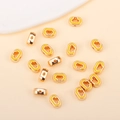 Vue macro d'une perle alphabet C en alliage doré avec émail jaune pour bijoux DIY - C (px0918)