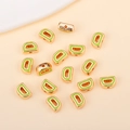 Détail de perles lettre D en émail vert et alliage doré pour bijoux DIY - D (px0918)