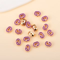Vue détaillée des perles dorées lettre G avec émail violet pour bijoux faits main - G (px0918)