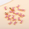 Détail du pendentif lettre K doré avec émail rose pour la création de bijoux - K (px0918)