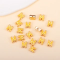 Détail de perle lettre M jaune émaillée avec bordure dorée pour création de bijoux - M (px0918)